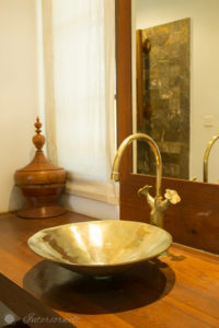 Bad mit goldenem Waschbecken im Areindmar Hotel