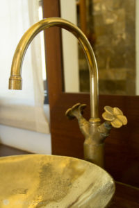 goldenes Waschbecken mit schönen Details