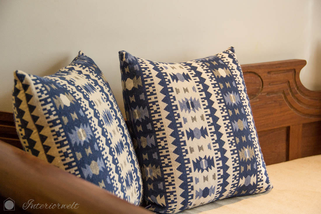 Couch mit blau-weiss gemusterten Kissen