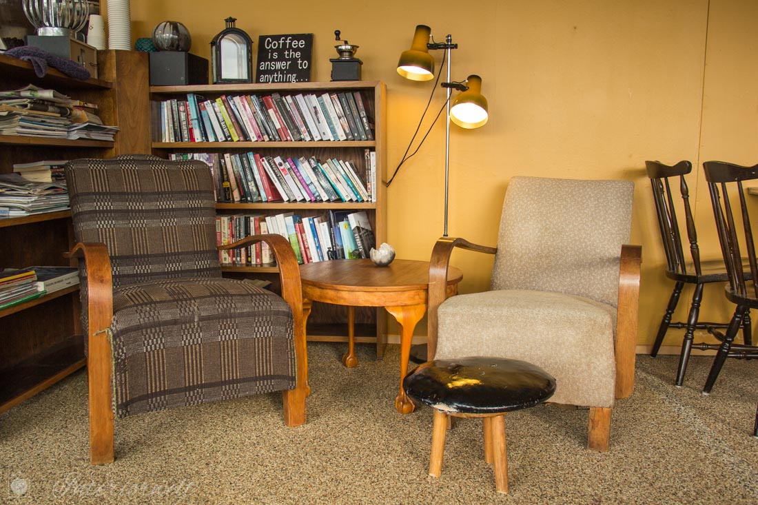 Gemütliche Vintage Sitzecke mit Sesseln und Bücherregal