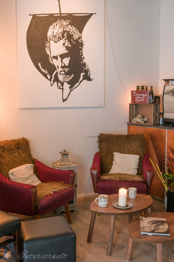 Sessel und Tisch im Café Frida