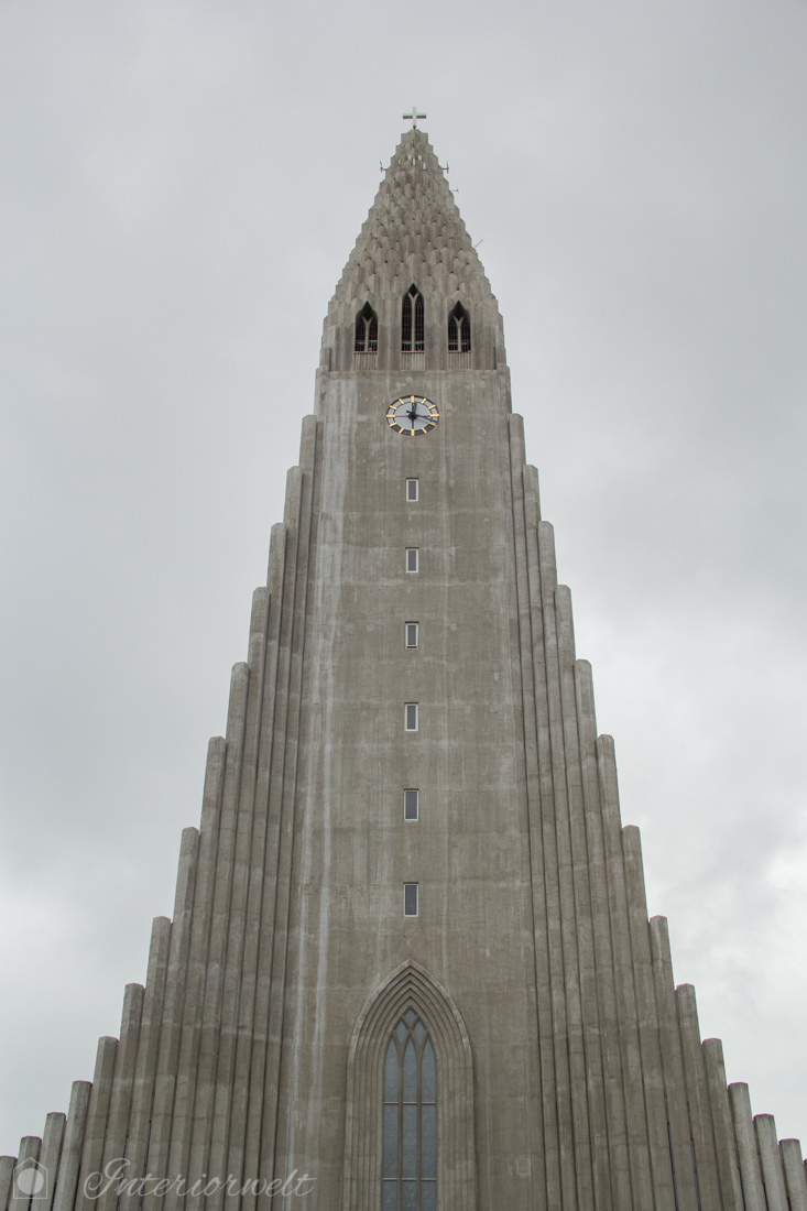 Kirche in Reykjavik mit basaltsäulenartiger Fassade