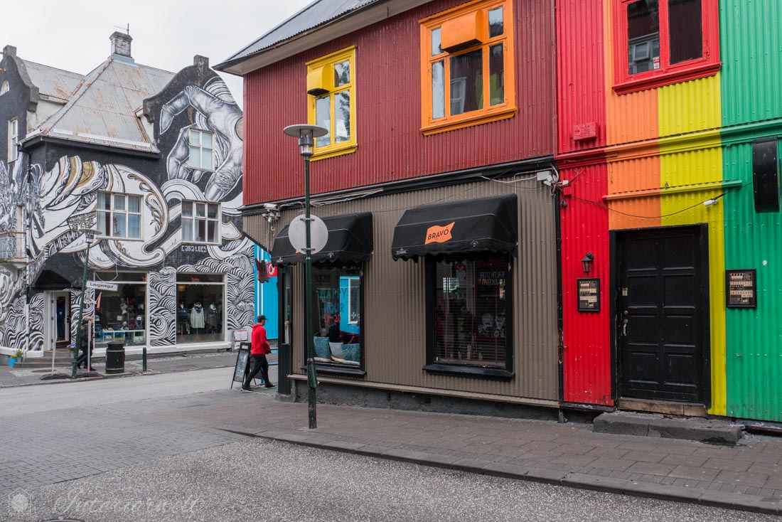 Straße mit bunten Häusern in Reykjavik