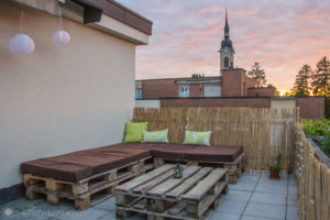 Palettenmöbel auf Dachterrasse